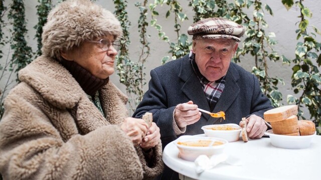 dôchodcovia seniori babka dedko 1140px (SITA/Jozef Jakubčo)